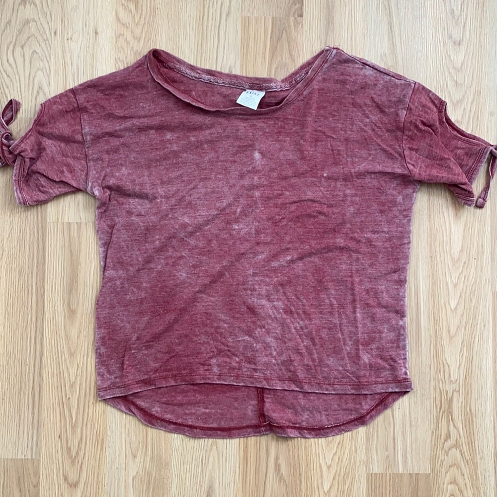 maroon cloudy t-shirt